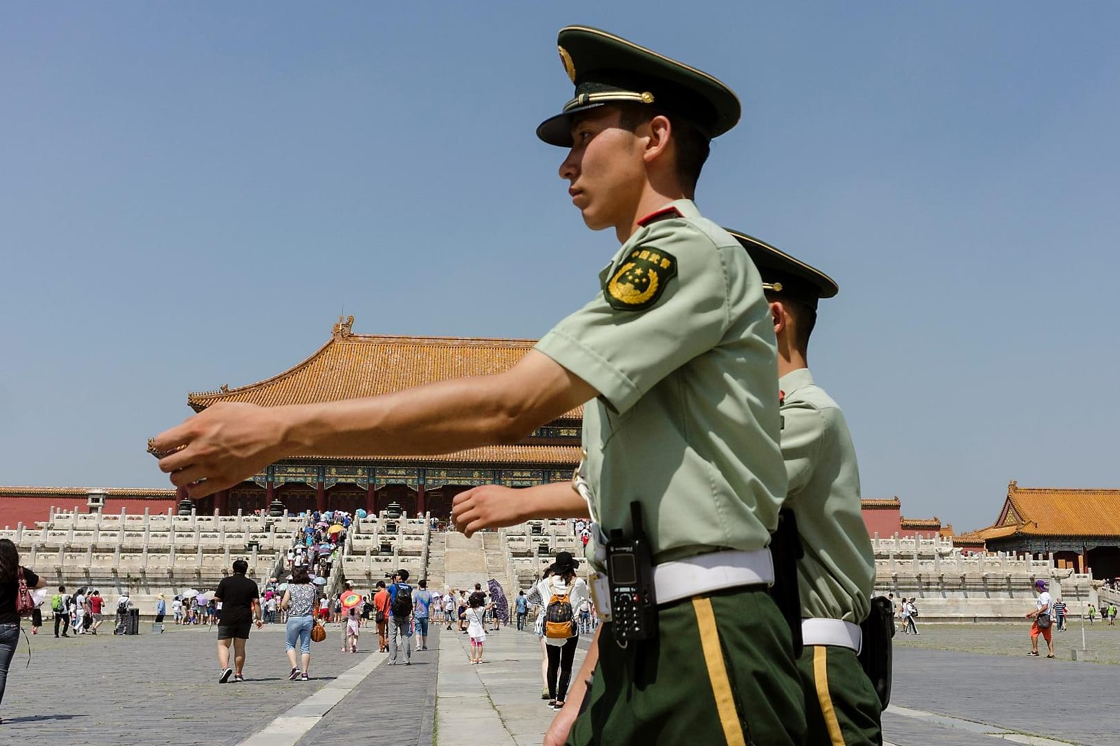 Polizisten in Beijing: Künftig sollen ausländische NGOs nahezu totalüberwacht werden.