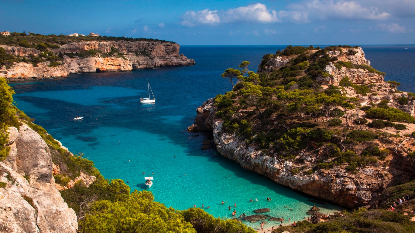 Mallorca: Blick auf die idyllisch gelegene Badebucht Cala Moro bei Santanyi.