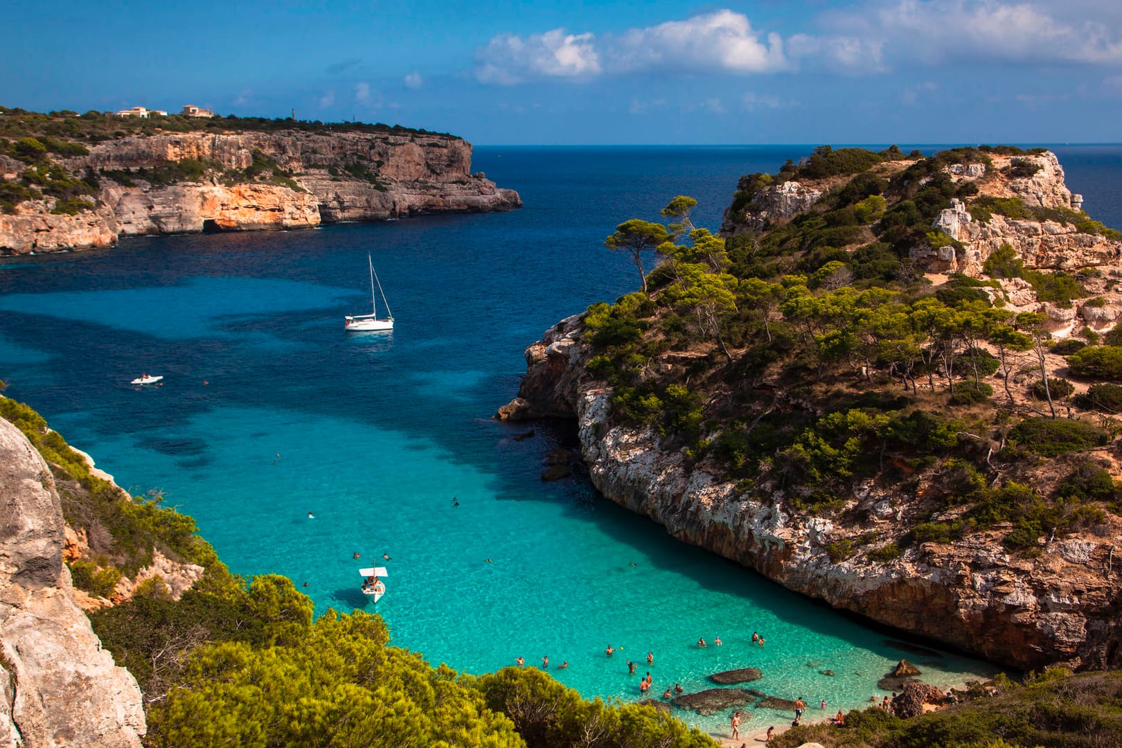 Mallorca: Blick auf die idyllisch gelegene Badebucht Cala Moro bei Santanyi.