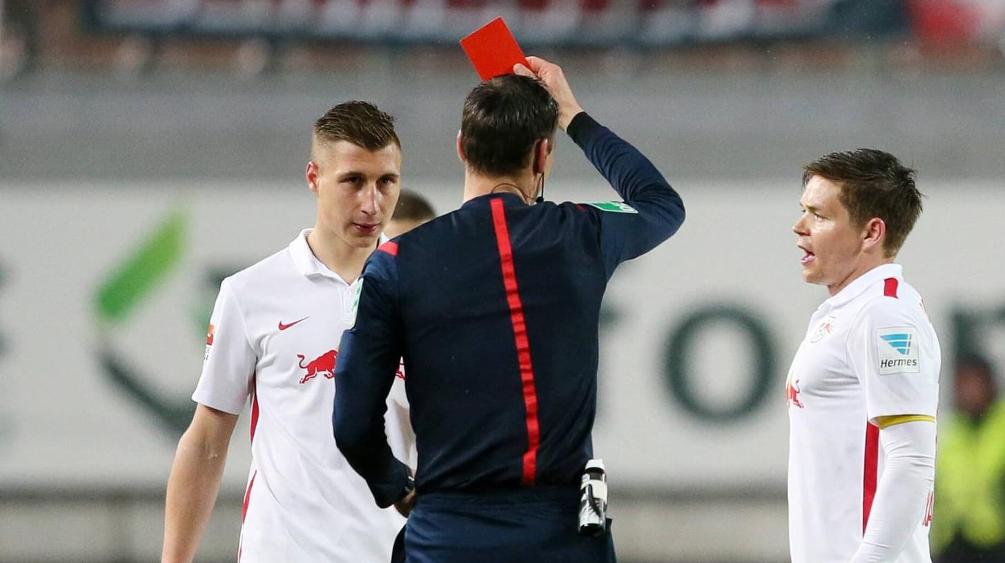 Willi Orban (li.) von RB Leipzig sieht im Spiel gegen seinen Ex-Klub FCK die Gelb-Rote Karte. Willi Orban (li.) von RB Leipzig sieht im Spiel gegen seinen Ex-Klub FCK die Gelb-Rote Karte.