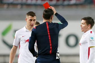 Willi Orban (li.) von RB Leipzig sieht im Spiel gegen seinen Ex-Klub FCK die Gelb-Rote Karte.