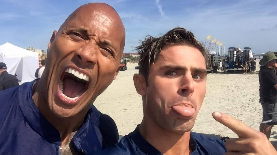 "Baywatch"-Star Zac Efron (links) albert mit Dwayne "The Rock" Johnson am Set herum.