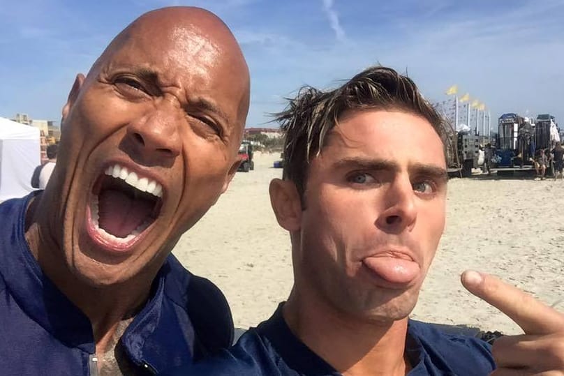 "Baywatch"-Star Zac Efron (links) albert mit Dwayne "The Rock" Johnson am Set herum.