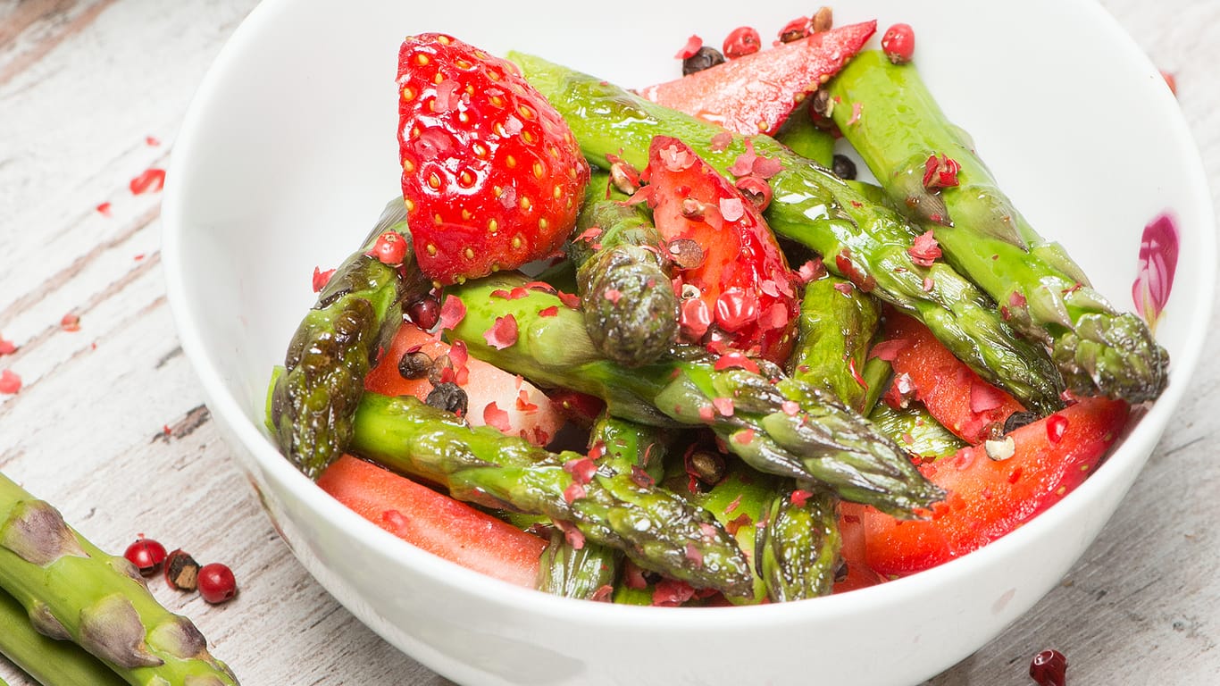 Ein Salat aus grünem Spargel und Erdbeeren: In das Dressing kommen unter anderem Vanille und grüner Pfeffer.