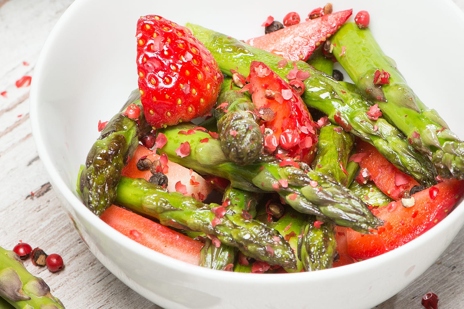 Ein Salat aus grünem Spargel und Erdbeeren: In das Dressing kommen unter anderem Vanille und grüner Pfeffer.