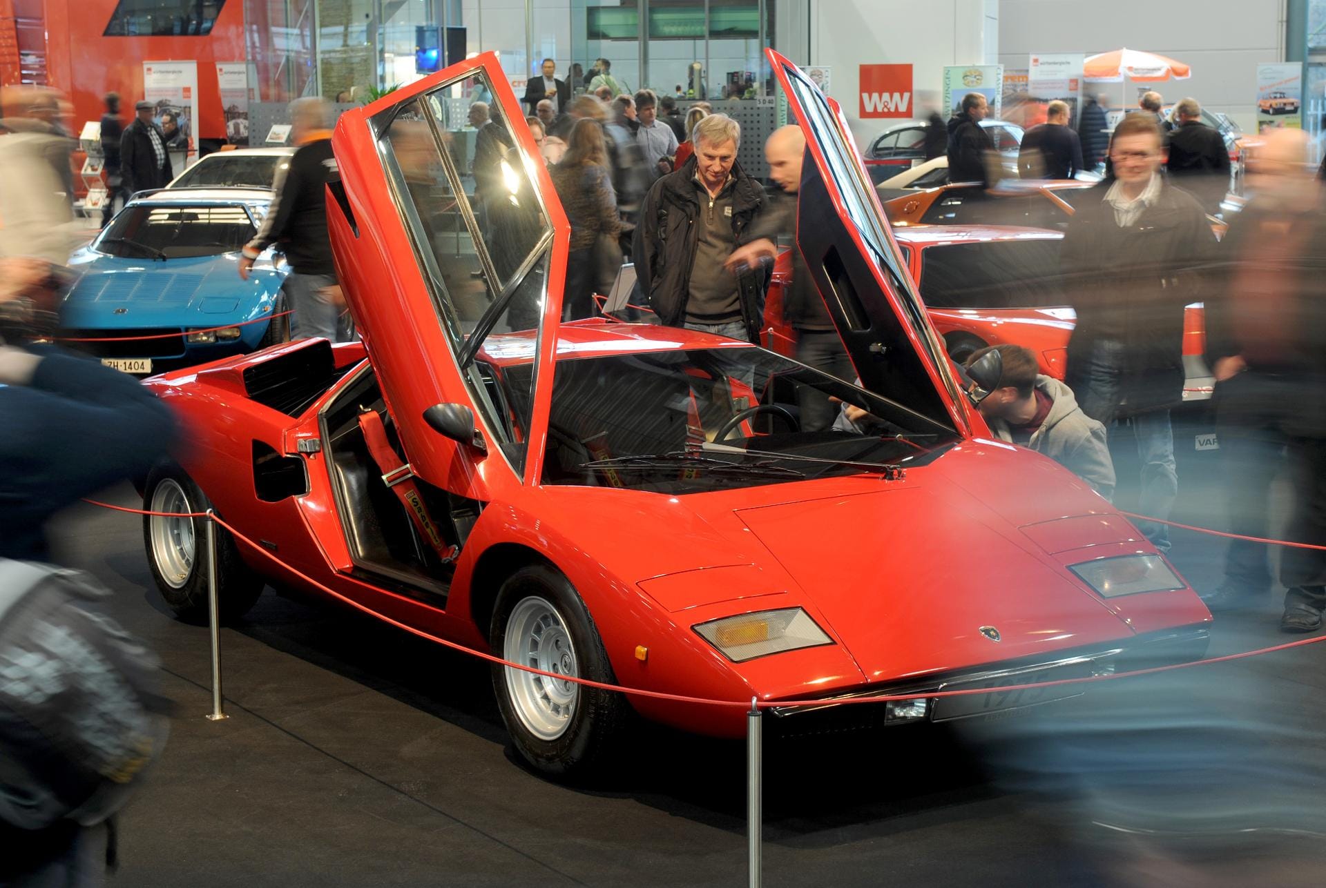 Eines der bekanntesten Modelle von Lamborghini ist der Countach aus den 70-er-Jahren mit den typischen Scherentüren. Bis 1990 wurde der Sportwagen gebaut.