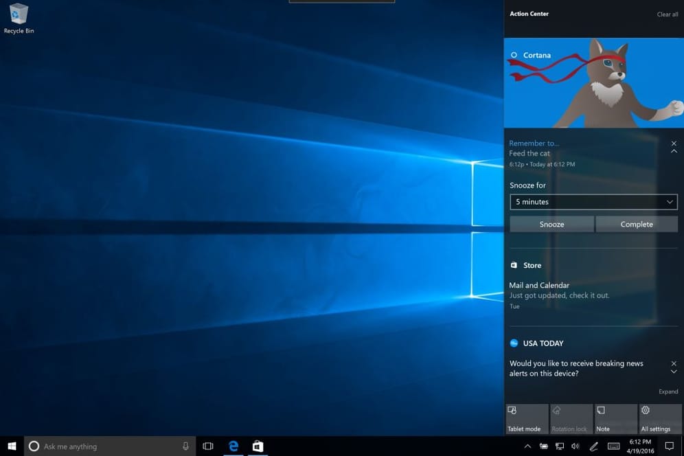 Mit dem Redstone-Update hält auch die Sprachassistentin Cortana in der Info-Zentrale Einzug und kann etwa an Termine oder Aufgaben auf der persönlichen To-do-Liste erinnern.