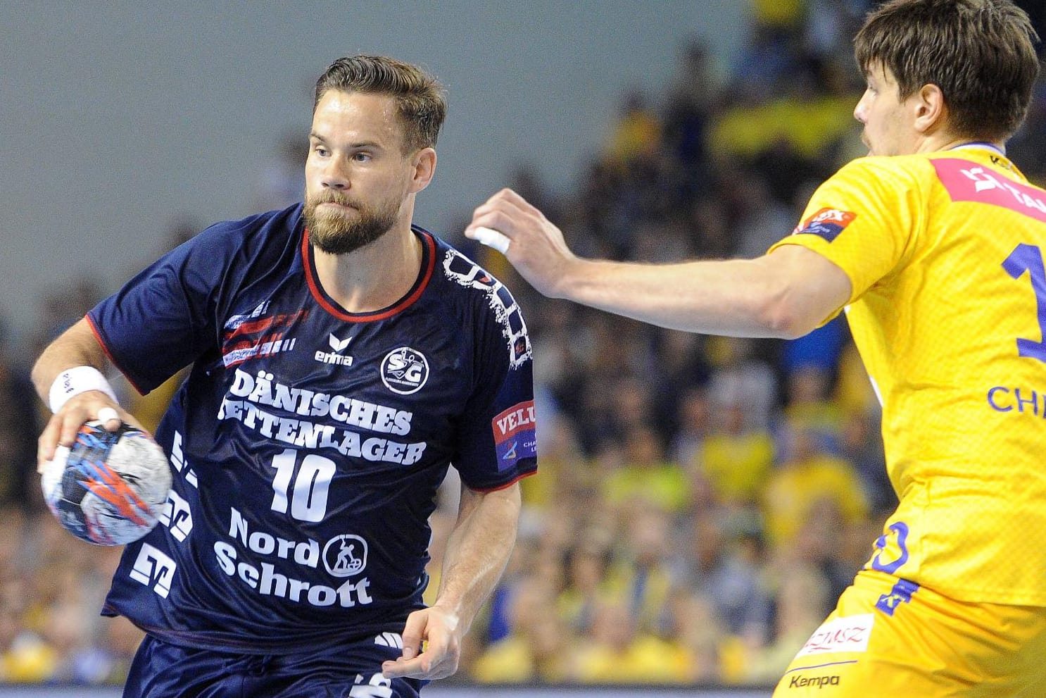 Für Flensburg (hier Thomas Mogensen, dunkles Trikot) ist im Viertelfinale Endstation.