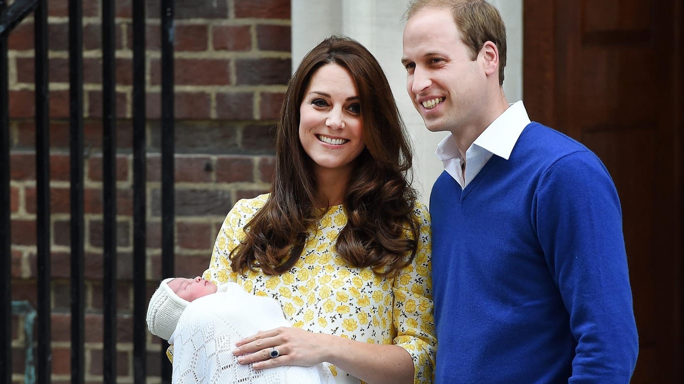 Wenige Tage nach ihrer Geburt präsentieren William und Kate die kleine Prinzessin stolz den wartenden Fans und Fotografen.
