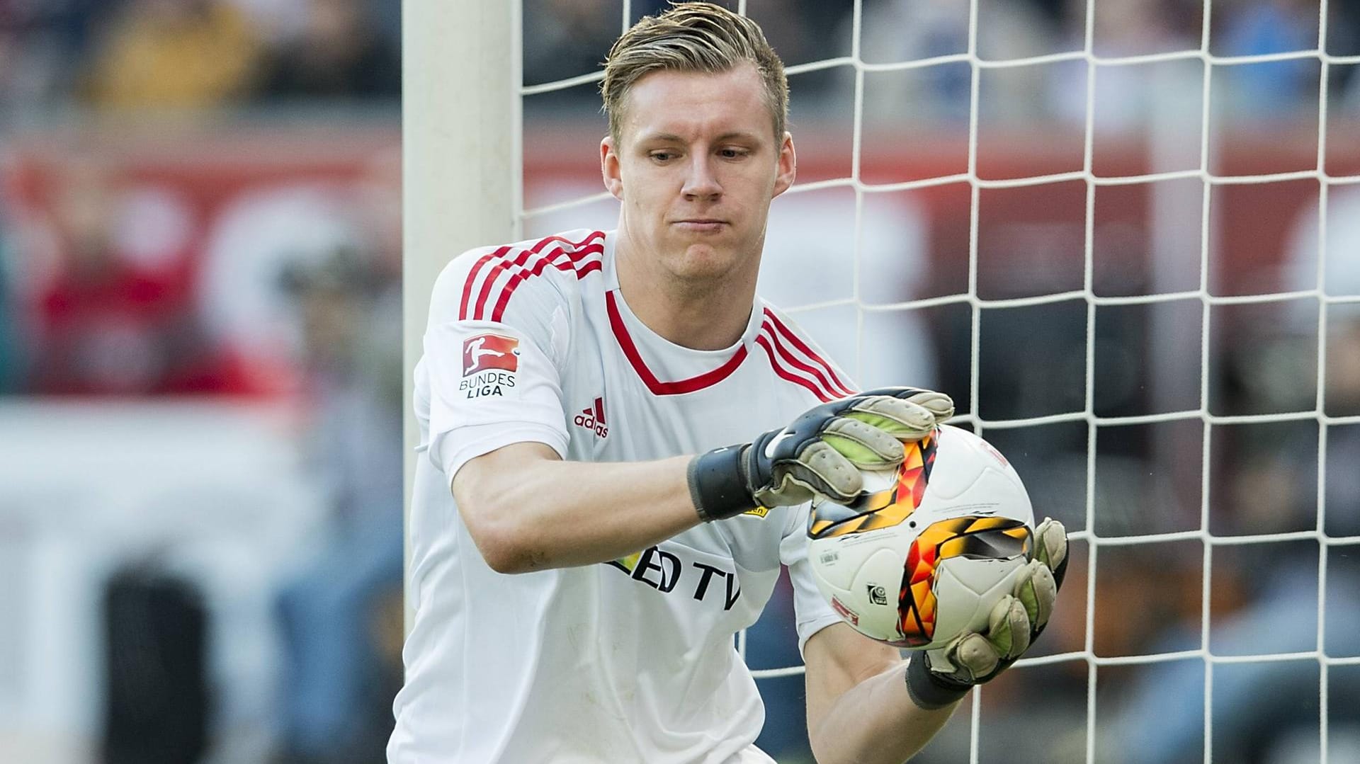 Torwart Bernd Leno beim Spiel gegen den HSV
