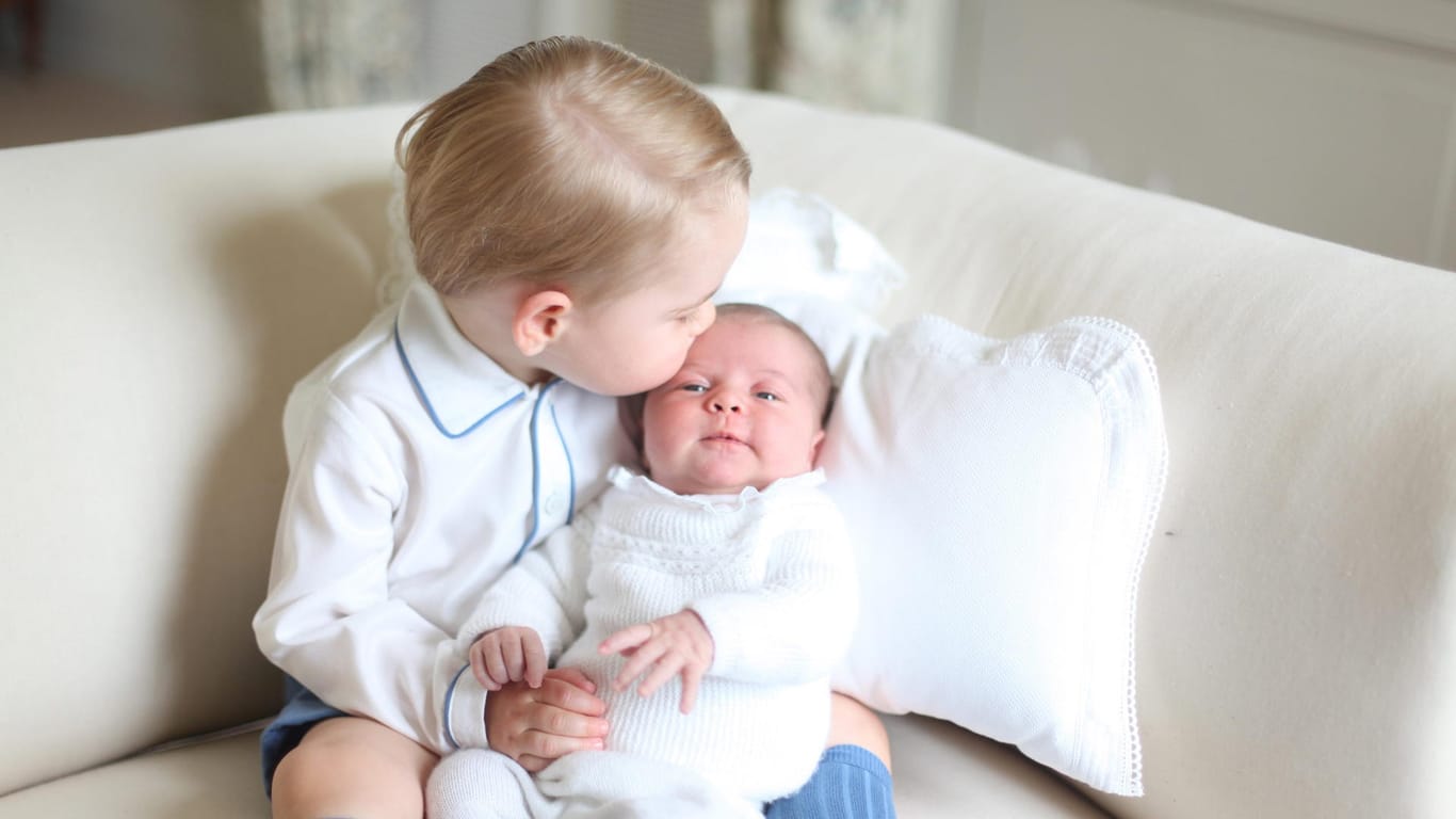 Das erste offizielle Foto. Prinz George drückt seiner kleinen Schwester einen Kuss auf die Stirn. Fotografiert hat Mama Kate.