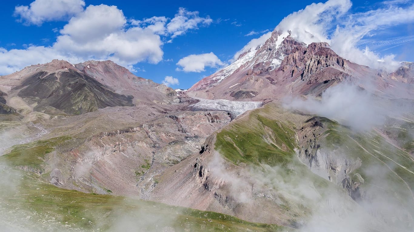 Der Kasbek ist einer der höchsten Berge des Kaukasus in Georgien.