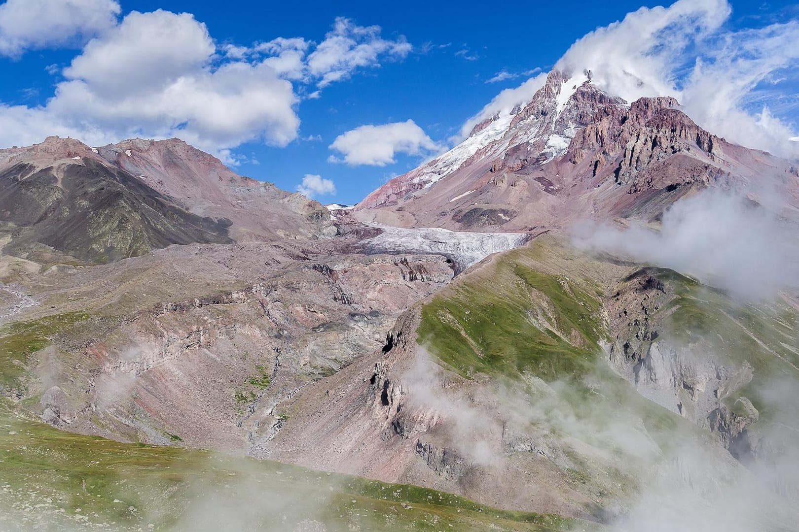 Der Kasbek ist einer der höchsten Berge des Kaukasus in Georgien.