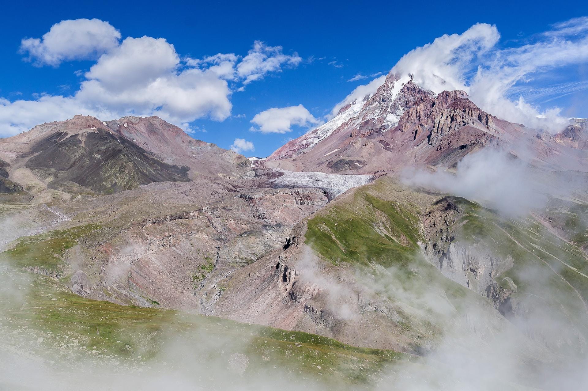 Wandern im wilden Kaukasus - Der Berg Kasbek in Georgien
