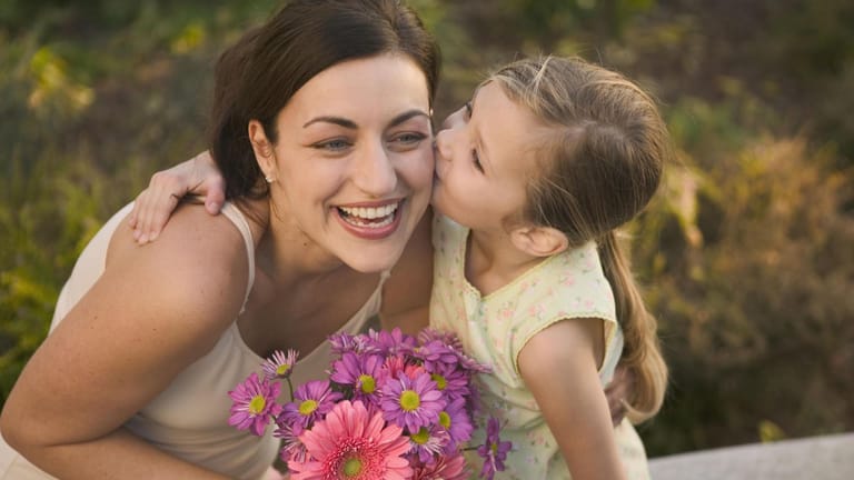 Über einen Strauß Blumen freut sich jede Mutter.