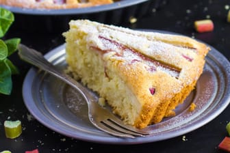 Auch Veganer können mit diesem Rezept Rhabarberkuchen genießen.