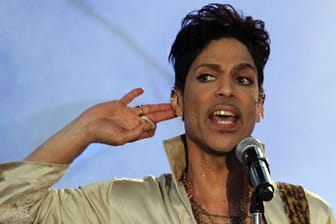 Der Tod von US-Popstar Prince gibt den Ermittlern weiterhin Rätsel auf.