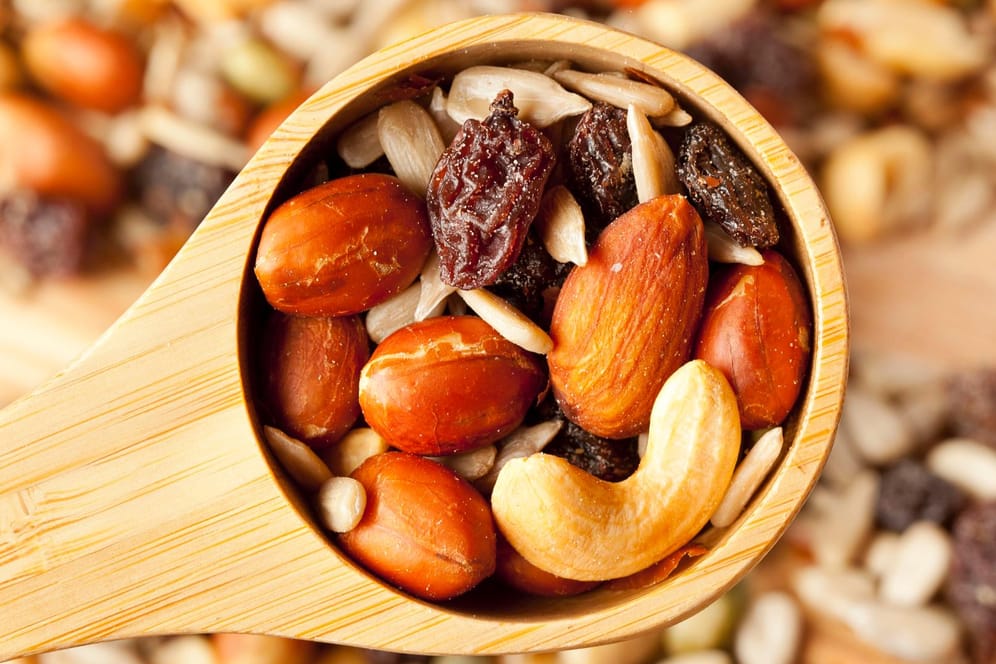 Aus Nüssen, Trockenfrüchten und anderen gesunden Zutaten lassen sich im Nu kleine Snacks herstellen.