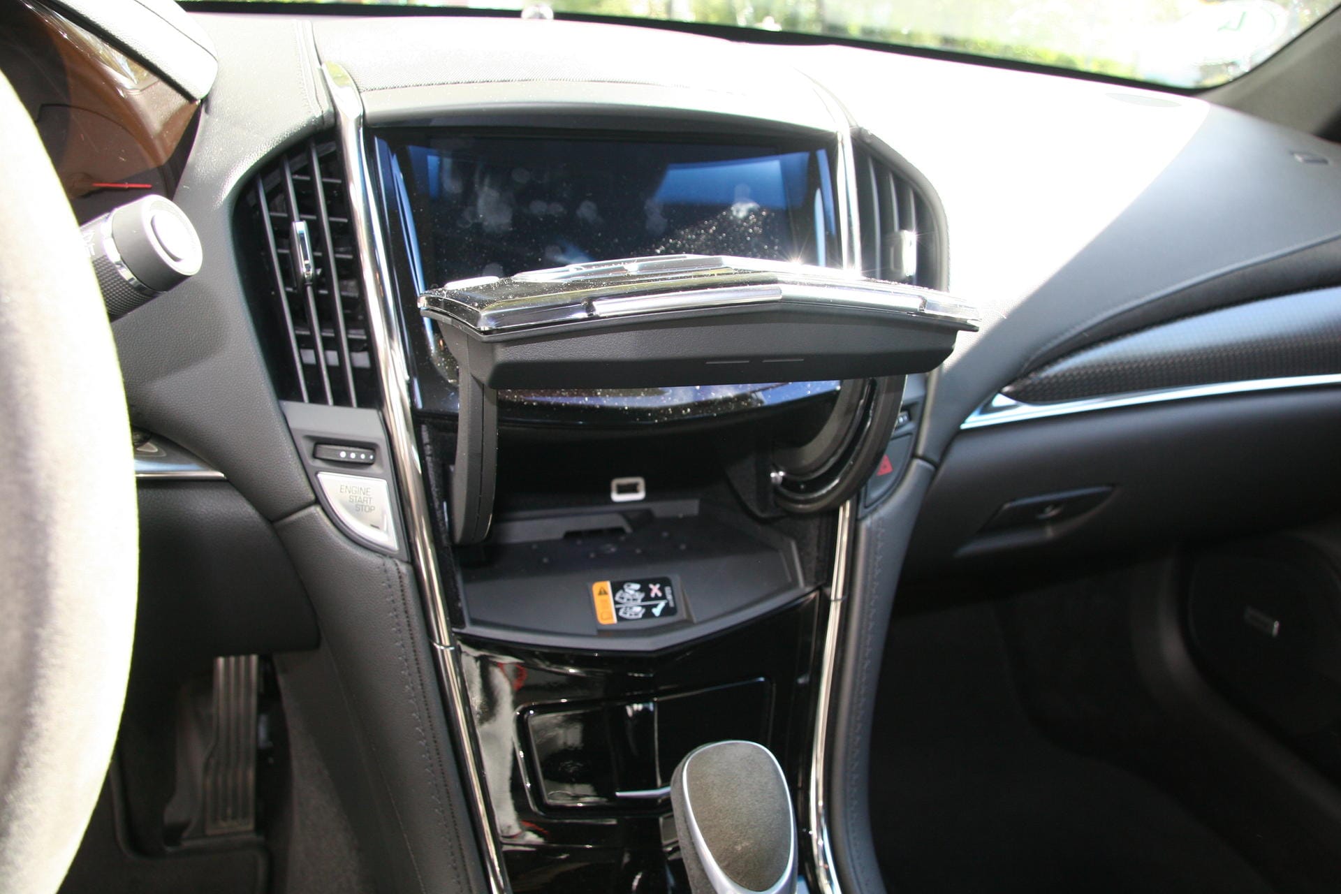 Und wie bei der Corvette versteckt sich unter dem Bildschirm ein Hohlraum mit einem zusätzlichen USB-Port.