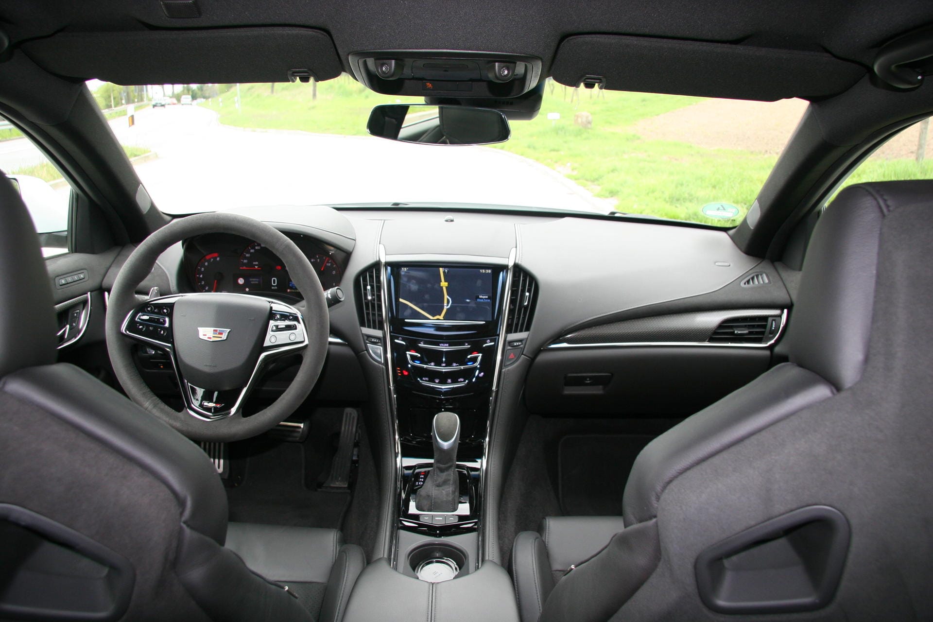 Aufgeräumt, modern und edel: Das Cockpit im Cadillac ATS-V.