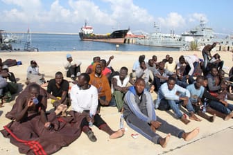 Flüchtlinge am Strand von Tripoli, Libyen: Tausende wollen nach Europa.