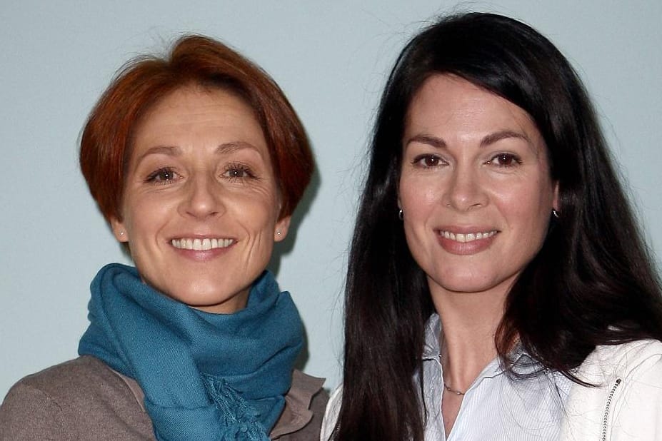 Schauspielerin Hendrikje Fitz (links) und Cheryl Shepard 2011 bei Dreharbeiten zur Fernsehserie "In aller Freundschaft".