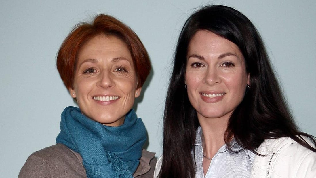 Schauspielerin Hendrikje Fitz (links) und Cheryl Shepard 2011 bei Dreharbeiten zur Fernsehserie "In aller Freundschaft".