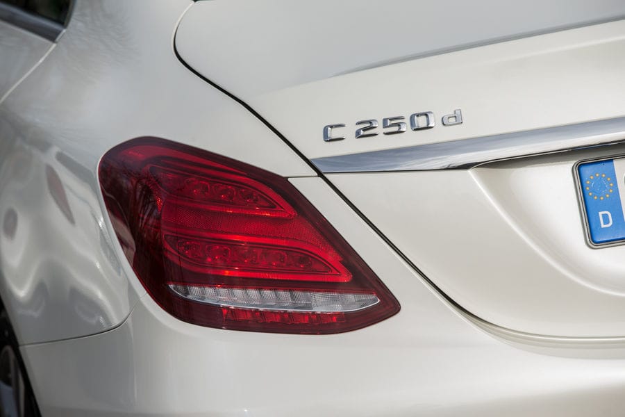 Das Zusatz an Leistung und Drehmoment muss der geneigte Mercedes-Interessent beim C 250 d mit mindestens 44.268 Euro bezahlen. 2.945 Euro mehr als beim 220er.