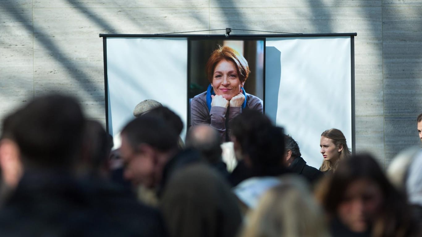 Zahlreiche Menschen nehmen im Rahmen einer Trauerfeier Abschied von der verstorbenen Schauspielerin Hendrikje Fitz.
