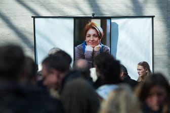 Zahlreiche Menschen nehmen im Rahmen einer Trauerfeier Abschied von der verstorbenen Schauspielerin Hendrikje Fitz.