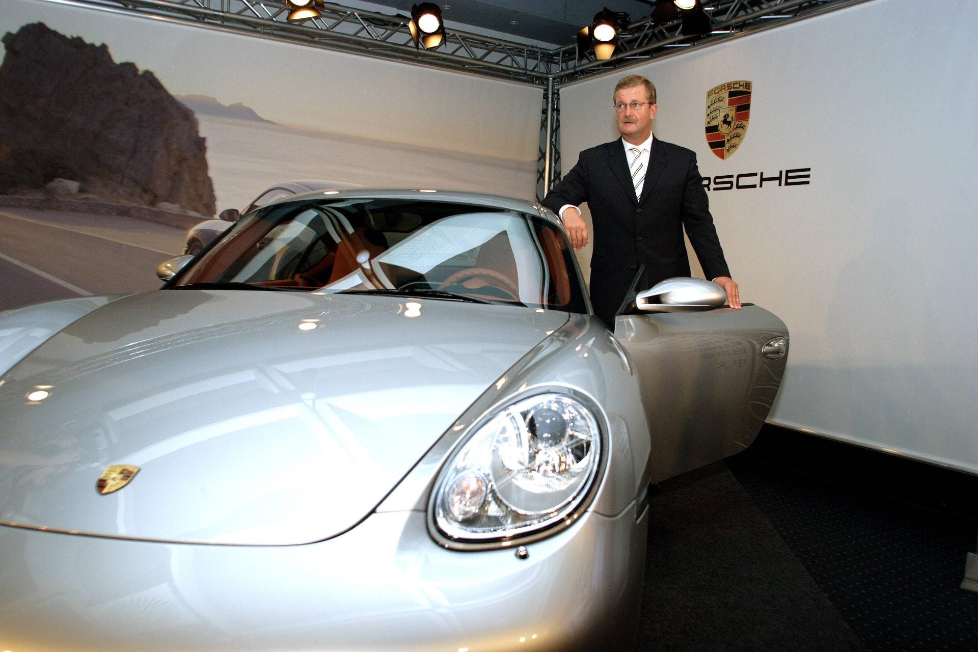 Er brachte Porsche wieder auf Kurs und machte den Autobauer zu einem der profitabelsten Autobauer der Welt. Mit der gescheiterten Übernahme von VW sank der Stern des Automanagers. 2009 räumter er seinen Stuhl.