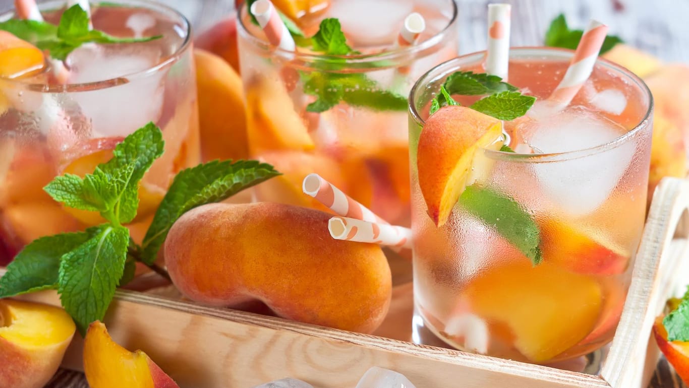 Pfirsichbowle ist ein leckerer Sommerdrink.