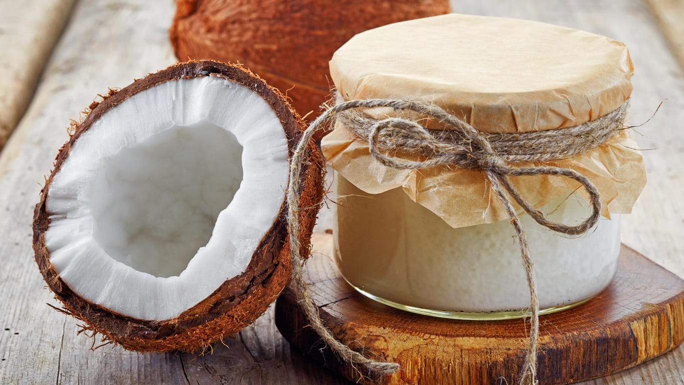 Kokosöl ist mit 862 Kilokalorien pro 100 Gramm sehr energiereich und sollte daher nur in Maßen genossen werden.