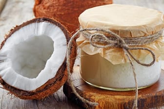 Kokosöl ist mit 862 Kilokalorien pro 100 Gramm sehr energiereich und sollte daher nur in Maßen genossen werden.