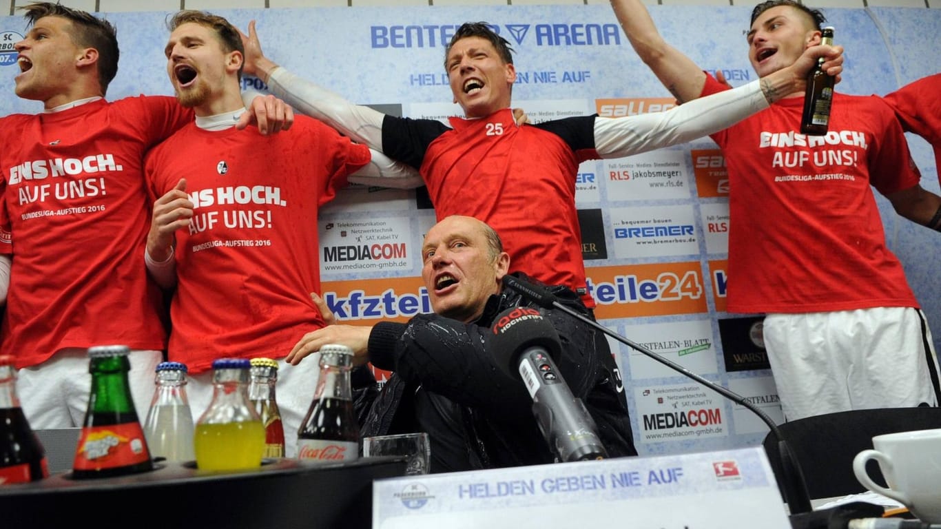 Bierdusche für Trainer Streich (unten) auf der Pressekonferenz nach dem Sieg in Paderborn.