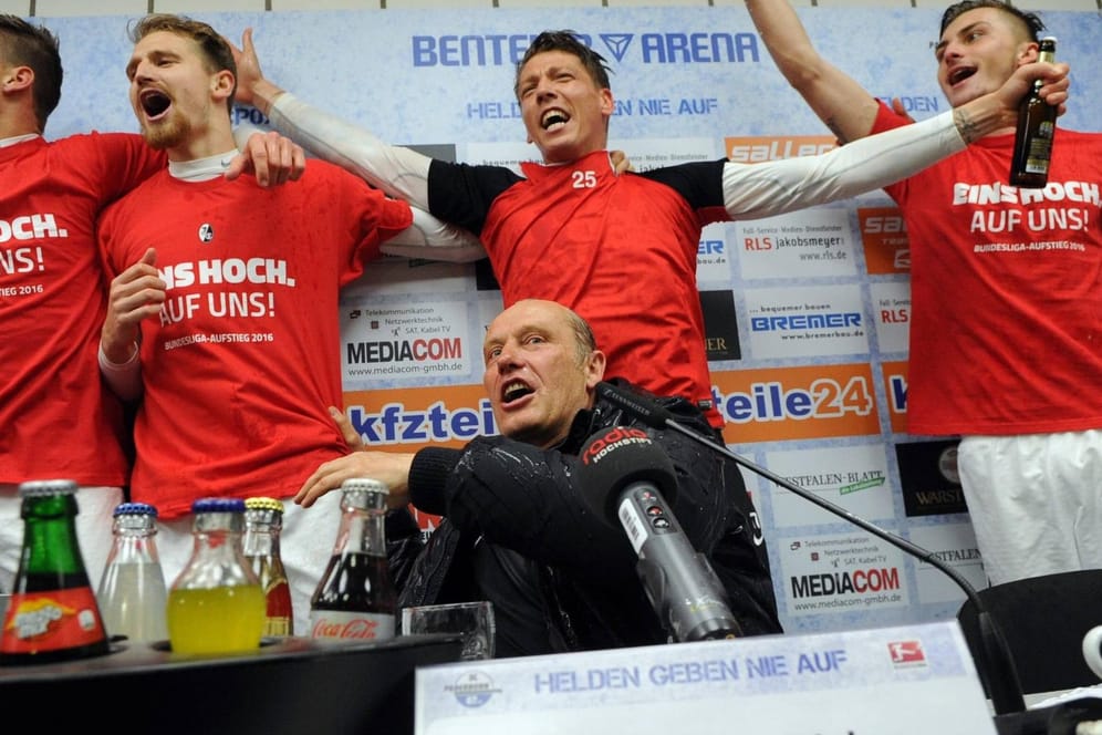 Bierdusche für Trainer Streich (unten) auf der Pressekonferenz nach dem Sieg in Paderborn.