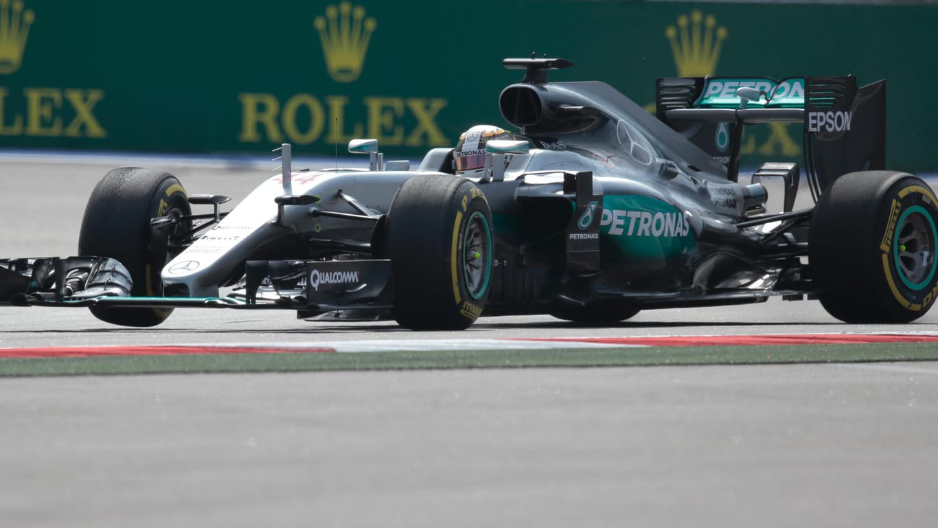 Weltmeister Lewis Hamilton hat es im dritten freien Training in Sotschi krachen lassen.