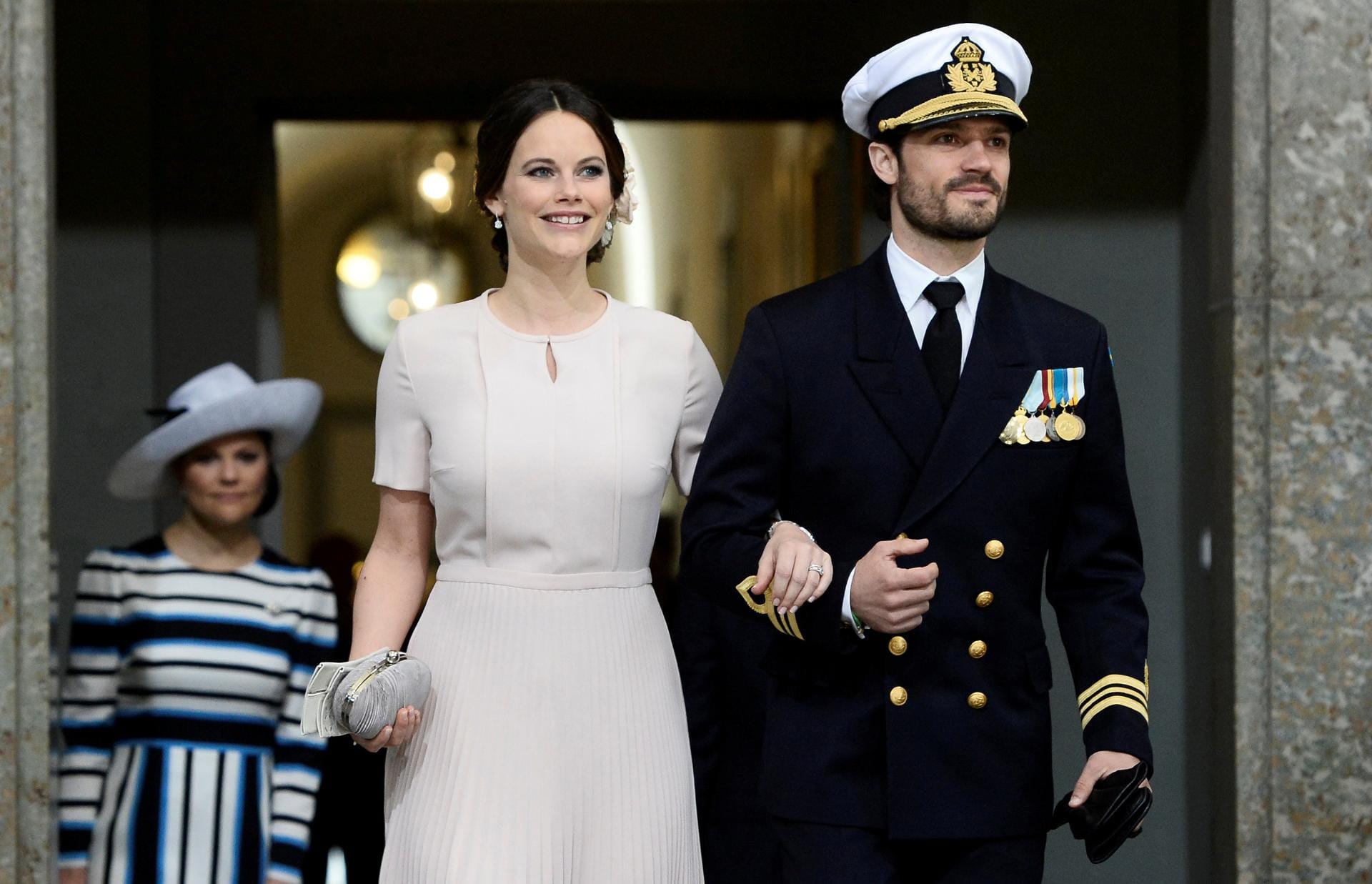 Prinzessin Sofia schreitet an der Seite ihres Mannes Prinz Carl Philip in die königliche Kapelle in Stockholm. Nach der Geburt ihres ersten Kindes vor zwei Wochen ist sie wieder rank und schlank.