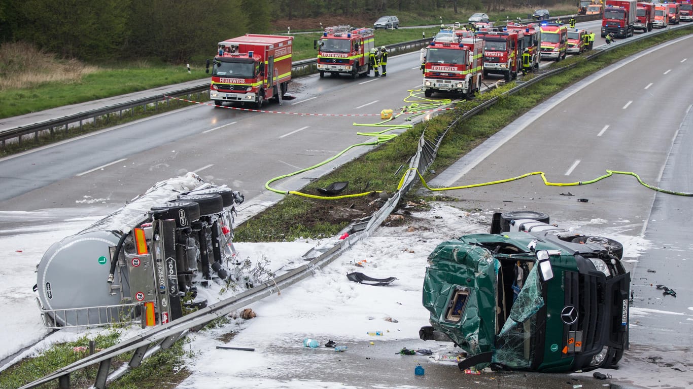 Nach dem Unfall eines Tanklastzugs auf der A2 musste die Autobahn voll gesperrt werden.
