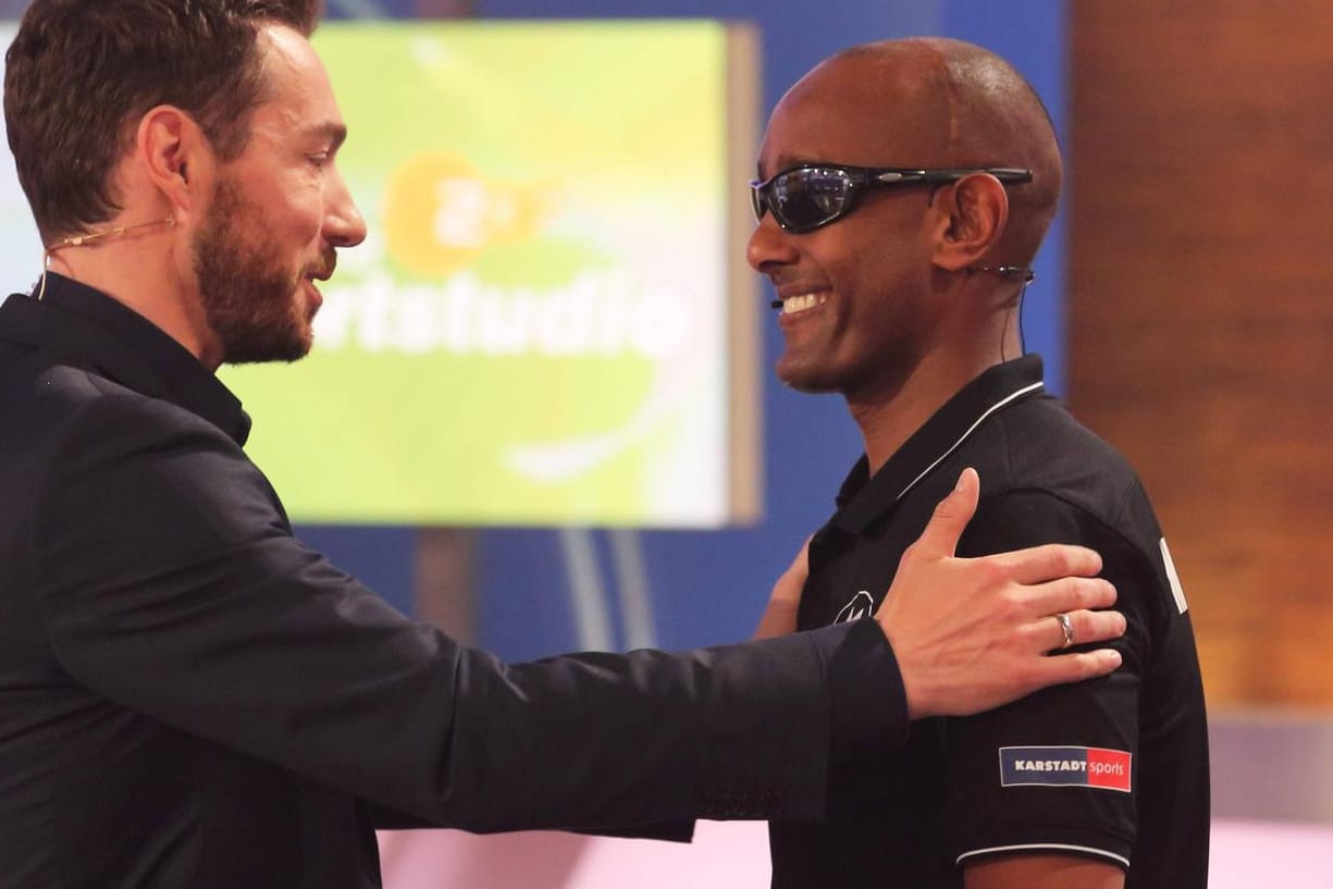 ZDF-Moderator Sven Voss (links) mit dem Blindenfußballer Mulgheta Russom.