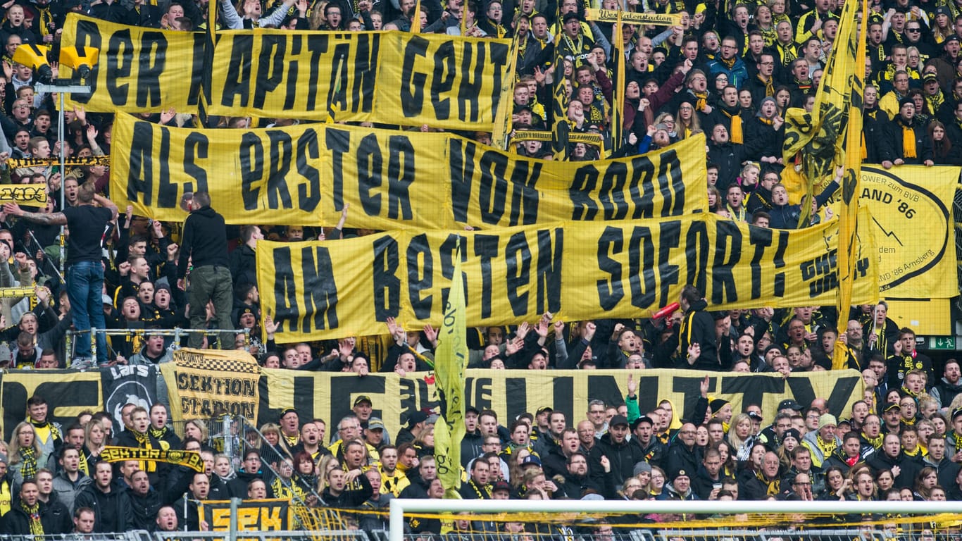 Botschaft an Mats Hummels: Einige Dortmunder Fans sind gar nicht gut auf den BVB-Kapitän zu sprechen.