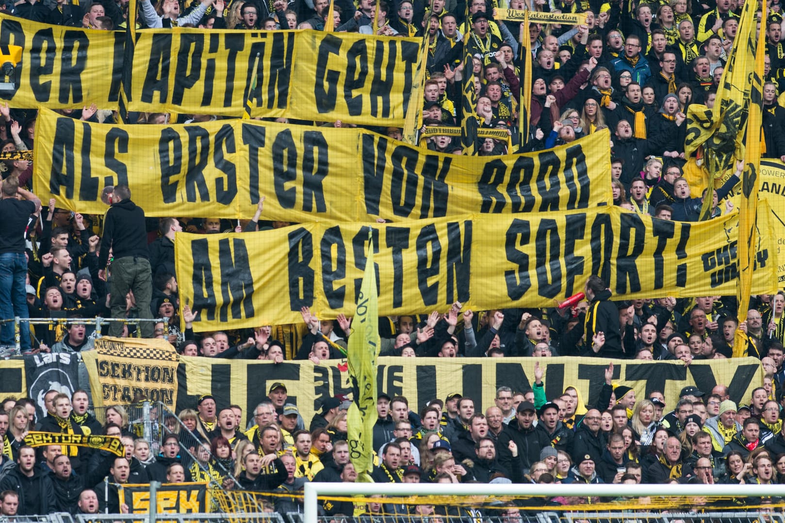 Botschaft an Mats Hummels: Einige Dortmunder Fans sind gar nicht gut auf den BVB-Kapitän zu sprechen.
