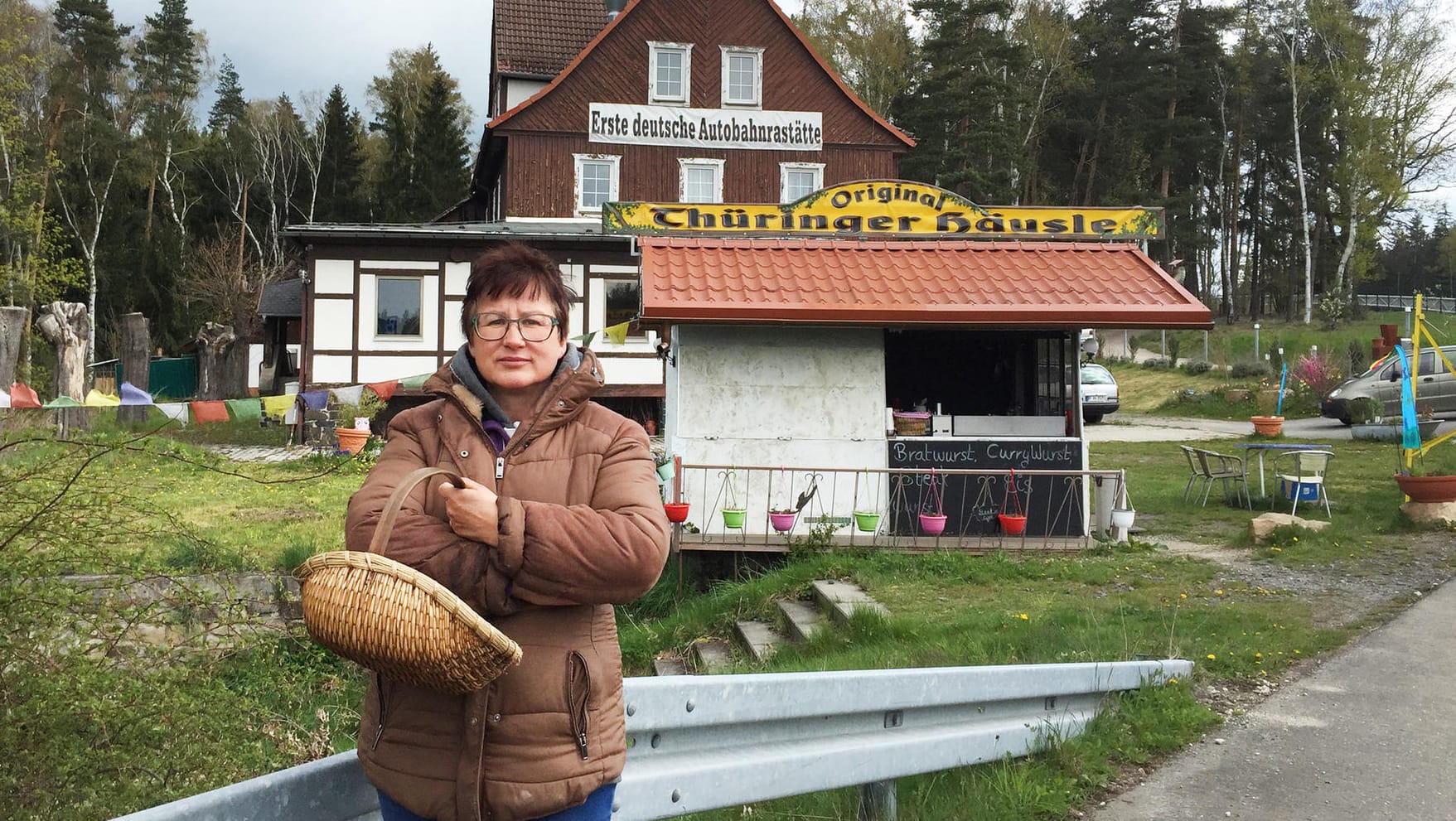 Christina Wagner will ihre leckeren Thüringer Rostbratwürste an der ehemaligen Raststätte Rodaborn an der A9 verkaufen - darf aber nicht.