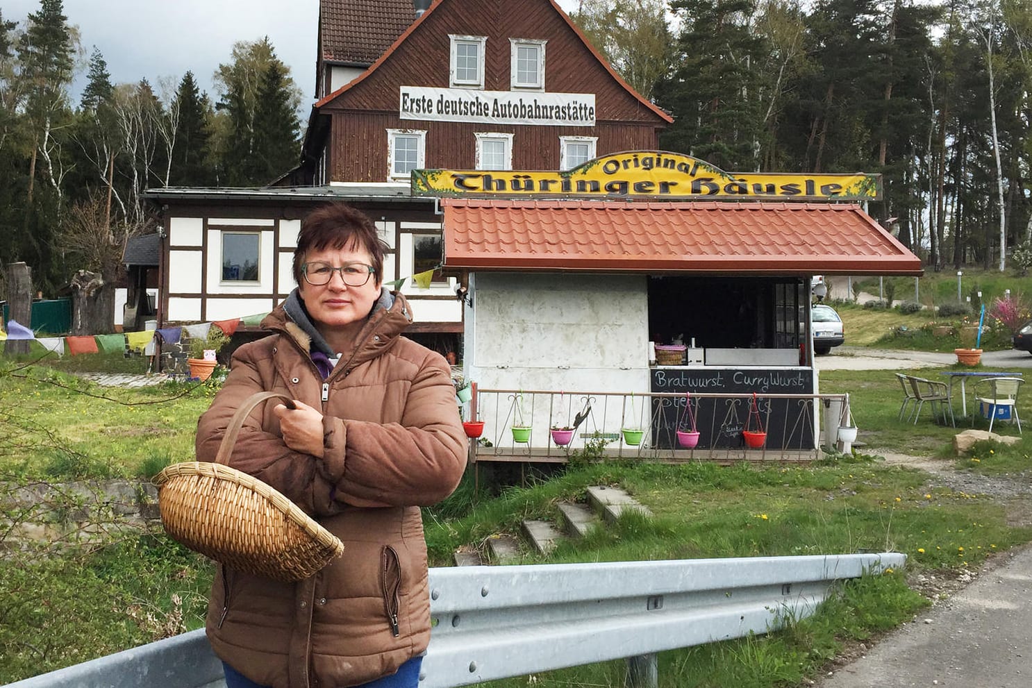 Christina Wagner will ihre leckeren Thüringer Rostbratwürste an der ehemaligen Raststätte Rodaborn an der A9 verkaufen - darf aber nicht.