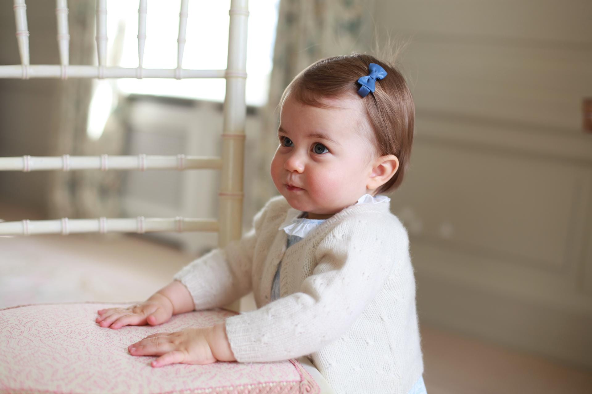 Kurz vor dem ersten Geburtstag von Prinzessin Charlotte am 2. Mai 2016 veröffentlichte der Kensington Palast vier neue Bilder des jüngsten Sprosses der britischen Royals.