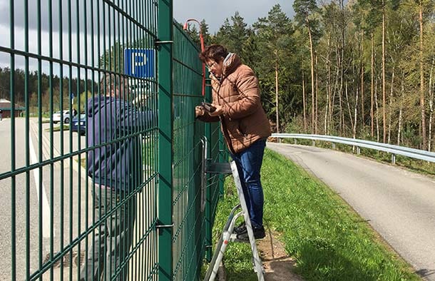 Nach 10 Metern Fußweg verkauft Christina Wagner ihre frisch gegrillten Würste über den Zaun an die hungrigen Autofahrer.