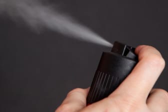 Einmal täglich sprayen muss reichen: Männer-Deos im Test von Stiftung Warentest.