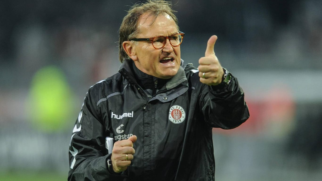Daumen hoch: Ewald Lienen bleibt dem FC St. Pauli erhalten.