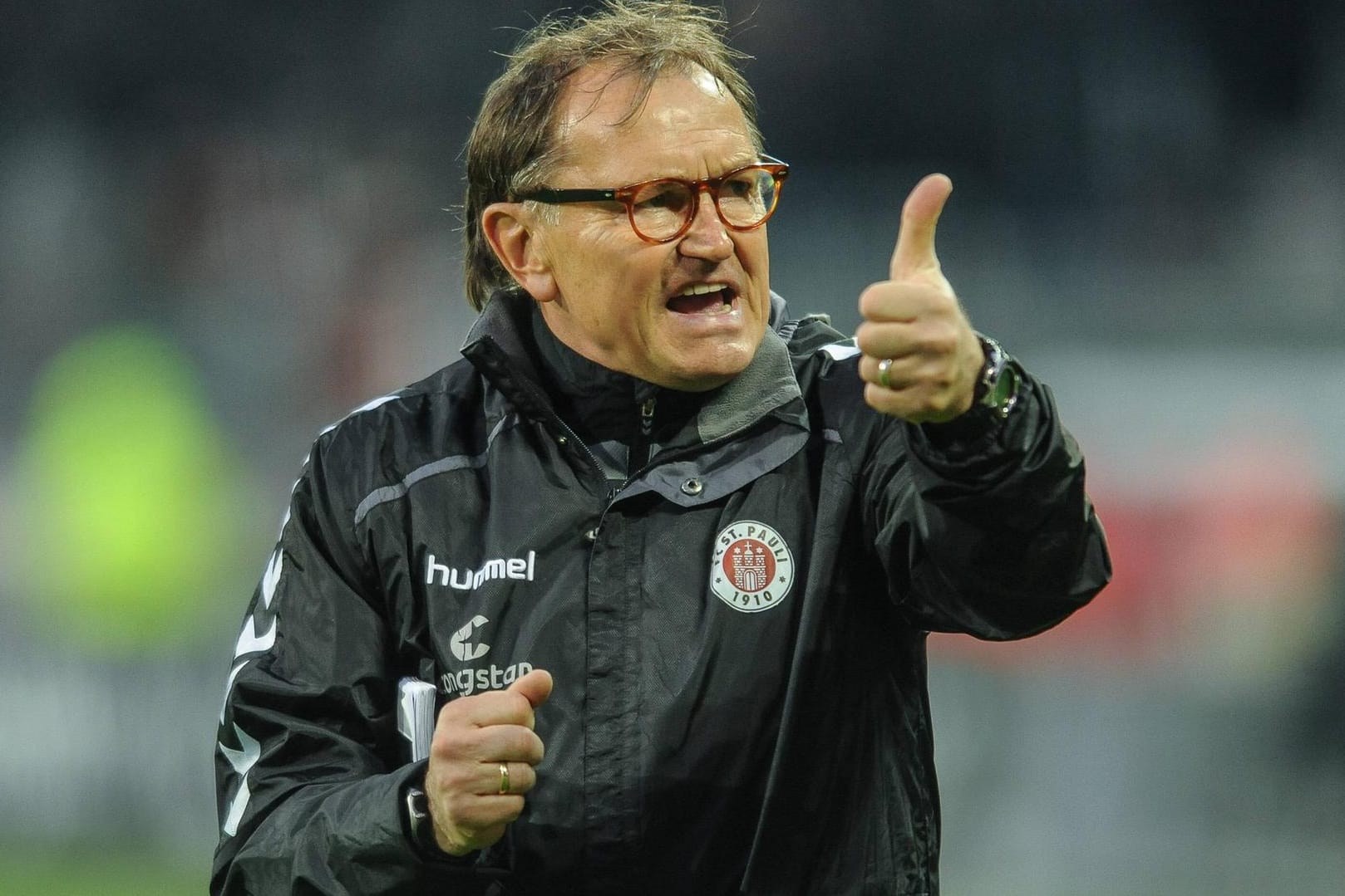 Daumen hoch: Ewald Lienen bleibt dem FC St. Pauli erhalten.