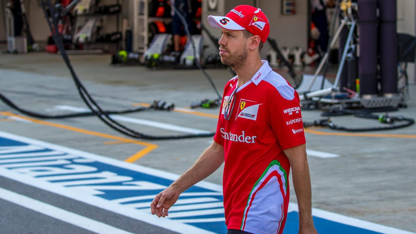 Sebastian Vettel verlässt nach dem Rennen in Sotschi frustriert die Boxengasse.